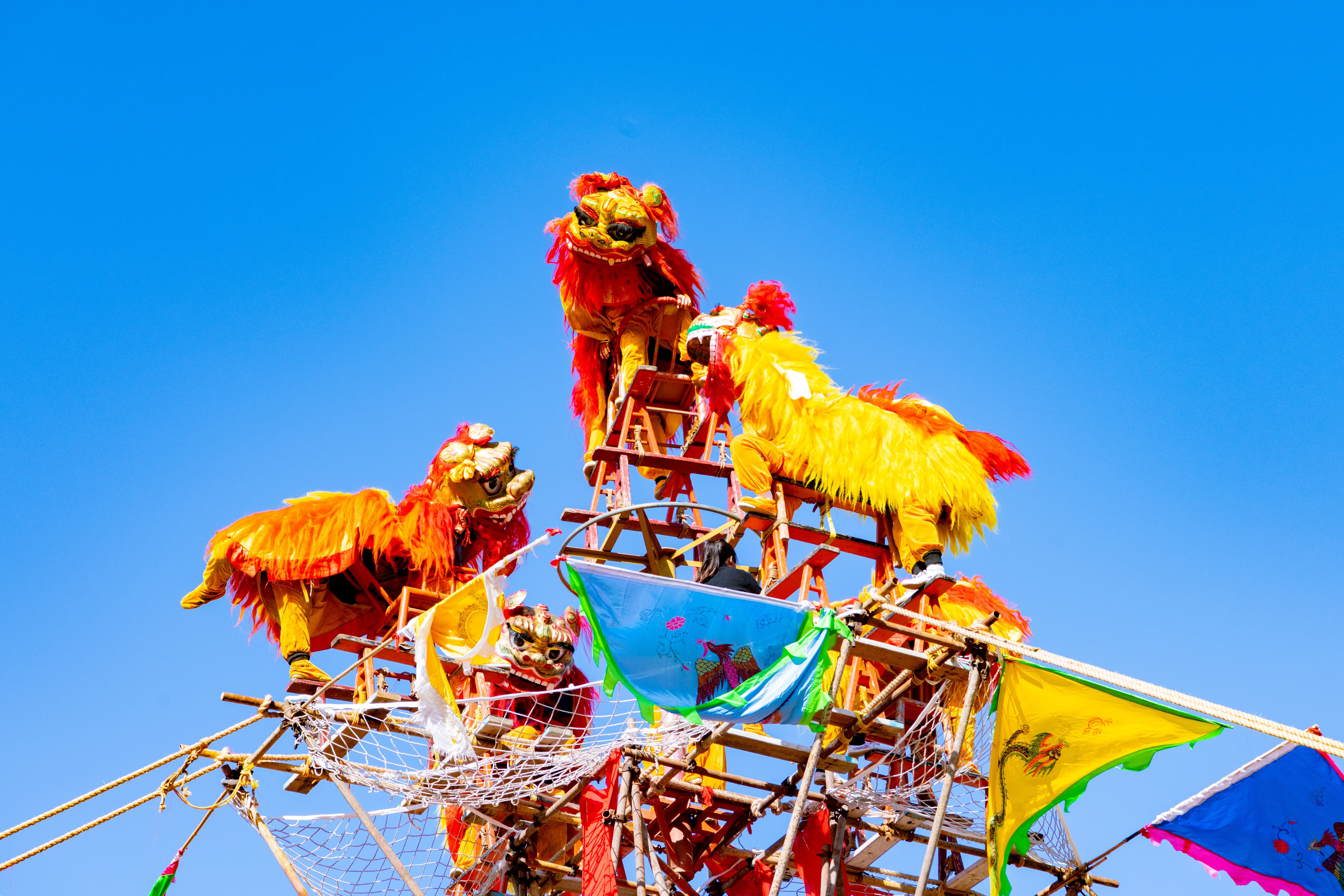 《狮舞》狮舞在中国传统节日、庆典和庙会上非常受欢迎。舞狮者经过长时间的训练，熟练掌握舞狮技巧，将狮子演绎得栩栩如生。狮舞不仅给观众带来了视觉上的享受，也展示了中国传统文化的魅力。