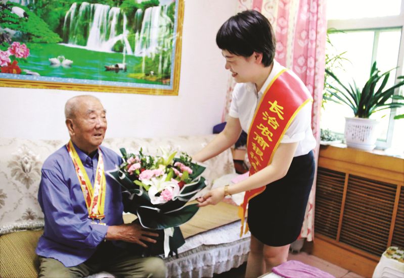 4-八一看望老军人-潞州农商行-杨向军